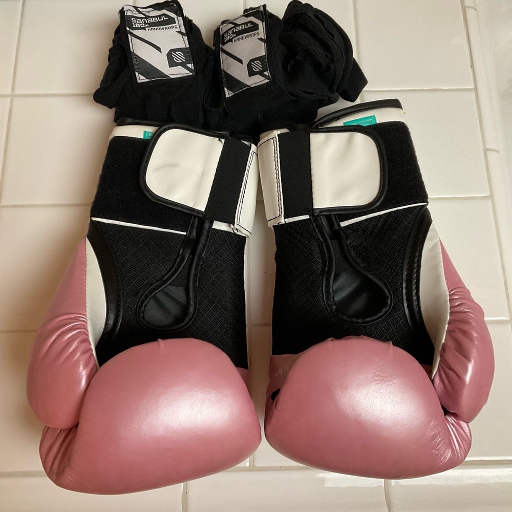 WOMEN’S EVERLAST PINK WHITE BOXING GLOVES WITH SANABUL 180” HANDWRAPS - Picture 2 of 5